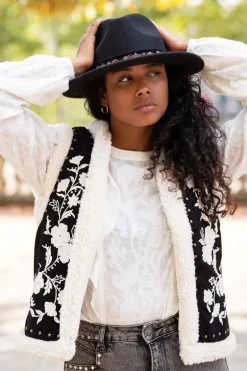 Veste Sans Manches Noire En Teddy Et Broderies Blanches