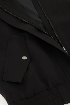 Veste Sans Manches Noire Avec Col Et Poches